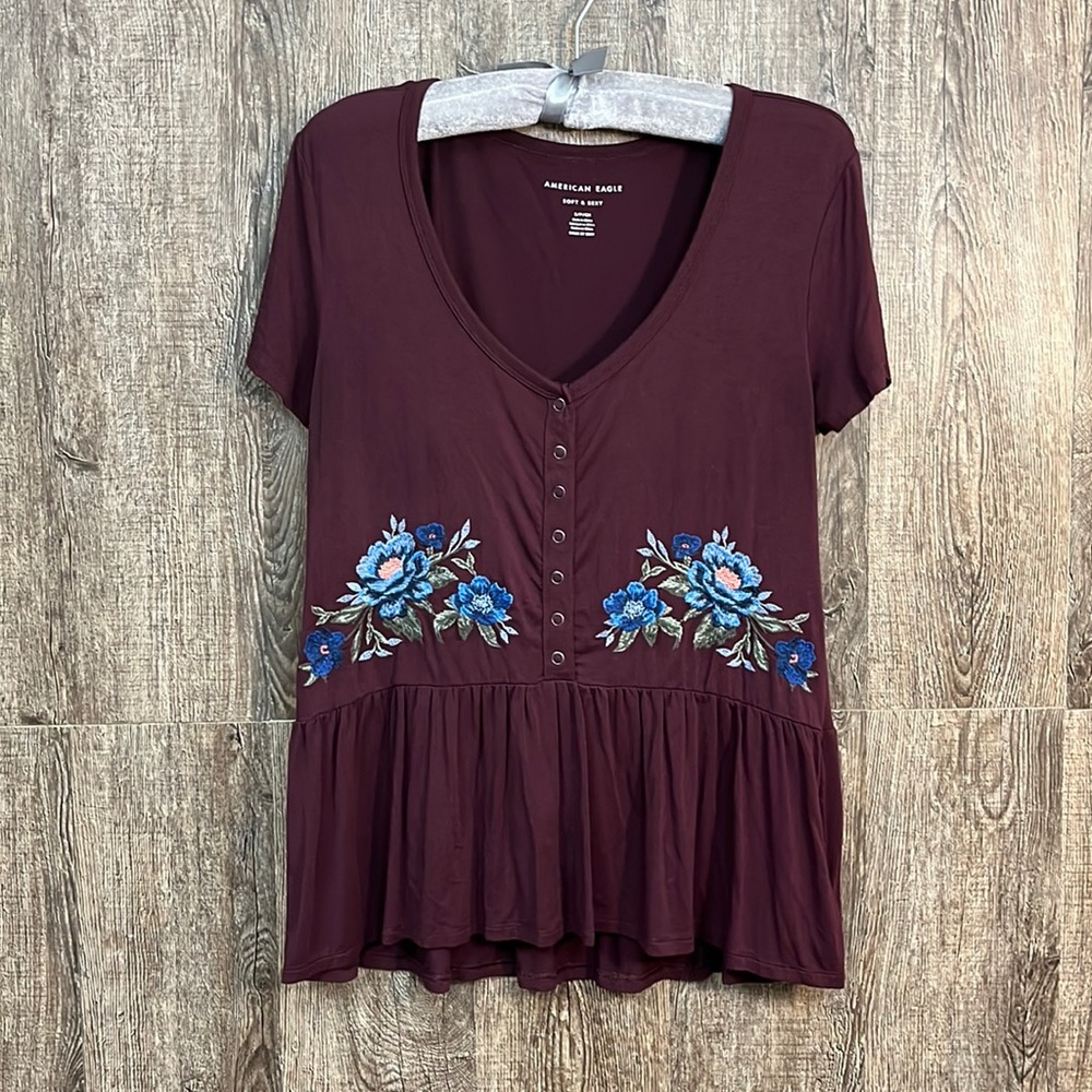 🧚‍♀️American Eagle Soft and Sexy Floral embroidered baby doll top